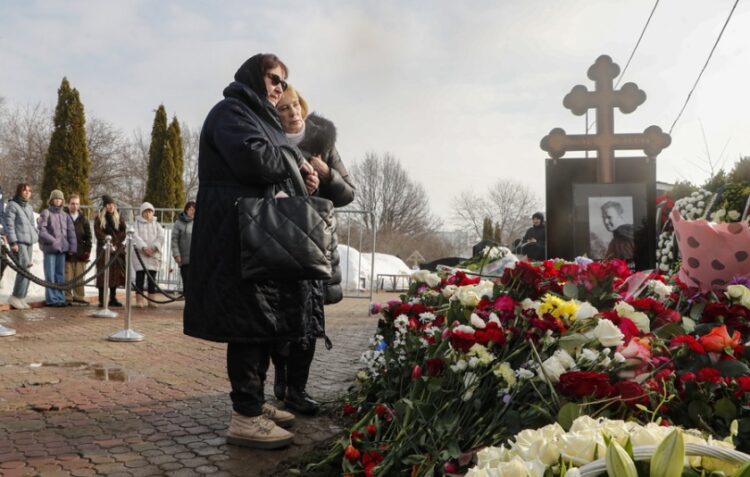 Πρώτη από αριστερά, η Λουντμίλα Ναβάγιαλνα, μητέρα του Αλεξέι Ναβάλνι, θρηνεί στον τάφο του γιου της, έξω από τη Μόσχα (φωτ.: EPA/Maxim Shipenkov)