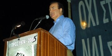 Ο Μιχάλης Χαραλαμπίδης, στις 20 Ιουλίου 2005, στην αντικατοχική εκδήλωση στο Λήδρα Πάλας στην Κύπρο (φωτ.: ΑΠΕ / ΚΥΠΕ/ ΓΙΩΡΓΟΣ ΚΩΝΣΤΑΝΤΙΝΟΥ)