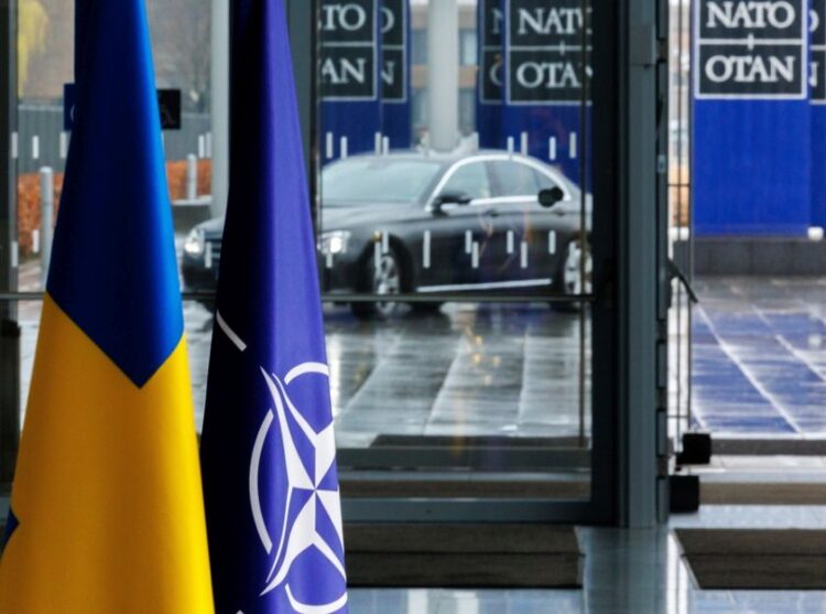 Η σημαία της Σουηδίας στην VIP είσοδο στην έδρα του NATO μαζί με τη σημαία της Συμμαχίας (φωτ.: 
EPA/OLIVIER MATTHYS)