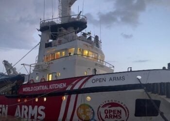 Το πλοίο που μίσθωσε η ισπανική ΜΚΟ Open Arms για τη μεταφορά ανθρωπιστικής βοήθειας στη Γάζα (φωτ.: ΑΠΕ-ΜΠΕ)