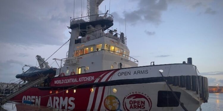 Το πλοίο που μίσθωσε η ισπανική ΜΚΟ Open Arms για τη μεταφορά ανθρωπιστικής βοήθειας στη Γάζα (φωτ.: ΑΠΕ-ΜΠΕ)