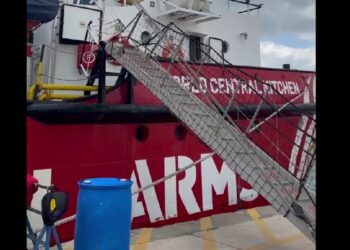 Ανθρωπιστική βοήθεια φορτώνεται στο πλοίο της Open Arms με προορισμό τη Γάζα (φωτ.: www.facebook.com/openarmsfund)