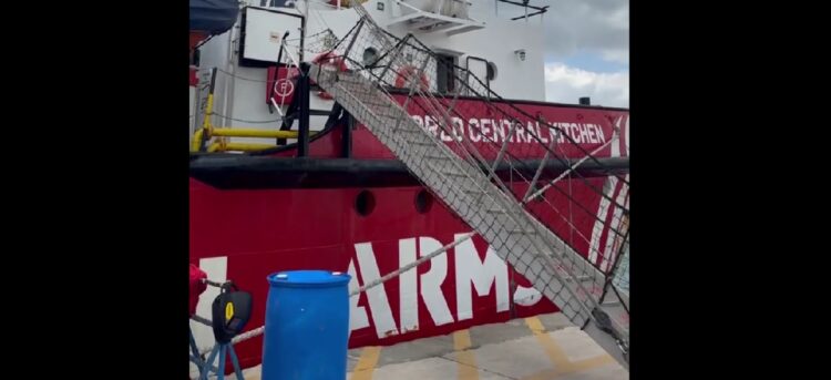 Ανθρωπιστική βοήθεια φορτώνεται στο πλοίο της Open Arms με προορισμό τη Γάζα (φωτ.: www.facebook.com/openarmsfund)