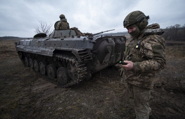 Στιγμιότυπο από την εκπαίδευση Ουκρανών στρατιωτών (φωτ.: EPA / Maria Senovilla)