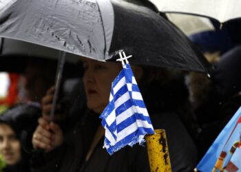 Κόσμος παρακολουθεί υπό βροχή παρέλαση για την εθνική επέτειο στην Αθήνα (φωτ. αρχείου: Eurokinissi/Τατιάνα Μπόλαρη)