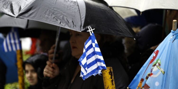 Κόσμος παρακολουθεί υπό βροχή παρέλαση για την εθνική επέτειο στην Αθήνα (φωτ. αρχείου: Eurokinissi/Τατιάνα Μπόλαρη)