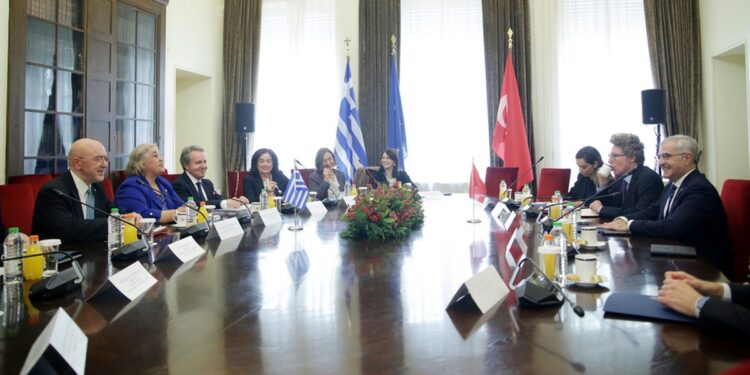 Πολιτικός διάλογος Ελλάδας-Τουρκίας στην Αθήνα, 7 Δεκεμβρίου 2023. Ο αναπληρωτής υπουργός Εξωτερικών Κώστας Φραγκογιάννης (Α) και η υφυπουργός Εξωτερικών Αλεξάνδρα Παπαδοπούλου (2Δ) συνομιλούν με τον Τούρκο υφυπουργό Εξωτερικών Burak Akçapar (φωτ.: ΑΠΕ-ΜΠΕ/Βάιος Χασιαλής)
