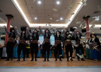 Με δολάρια έραναν οι ομογενείς τα μέλη του χορευτικού που χόρεψαν Σερρα (φωτ.: facebook.com/KomninoiNY)