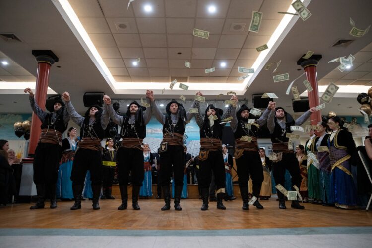 Με δολάρια έραναν οι ομογενείς τα μέλη του χορευτικού που χόρεψαν Σερρα (φωτ.: facebook.com/KomninoiNY)