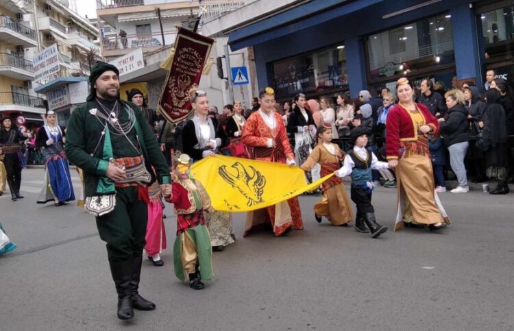 Με τη σημαία του Πόντου οδήγησαν την παρέλαση τα μέλη του σωματείου (φωτ.: facebook/ Katerina Bili)
