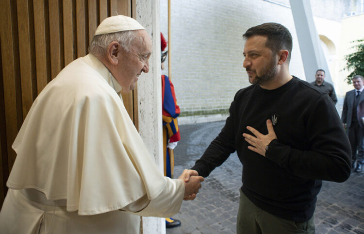 Από παλαιότερη συνάντηση του Πάπα Φραγκίσκου με τον Βολοντίμιρ Ζελένσκι (φωτ.: EPA / Vatican Media Handout)