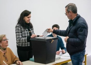 Ψηφοφόρος ρίχνει το ψηφοδέλτιο στην κάλπη των πορτογαλικών εκλογών, 10 Μαρτίου 2024 (φωτ.: EPA/Hugo Delgado)