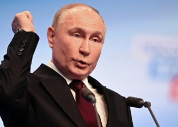Ο Πούτιν απευθύνεται σε δημοσιογράφους στο εκλογικό του κέντρο μετά την ανακοίνωση των αποτελεσμάτων (φωτ.: EPA/Mikhail Metzel/Sputnik)