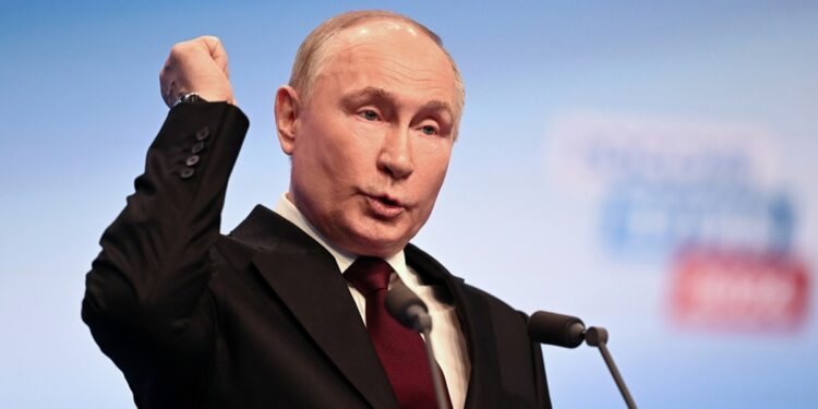 Ο Πούτιν απευθύνεται σε δημοσιογράφους στο εκλογικό του κέντρο μετά την ανακοίνωση των αποτελεσμάτων (φωτ.: EPA/Mikhail Metzel/Sputnik)
