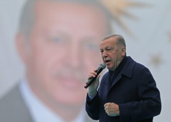 Ο Τούρκος πρόεδρος Ρετζέπ Ταγίπ Ερντογάν στη διάρκεια προεκλογικής ομιλίας του κόμματος ΑΚΡ στην Άγκυρα (φωτ.: EPA/Necati Savas)
