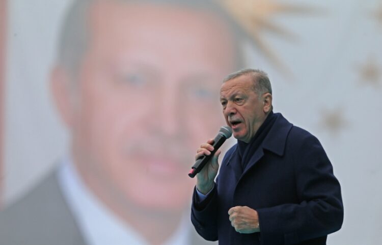 Ο Τούρκος πρόεδρος Ρετζέπ Ταγίπ Ερντογάν στη διάρκεια προεκλογικής ομιλίας του κόμματος ΑΚΡ στην Άγκυρα (φωτ.: EPA/Necati Savas)