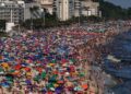 Εκατοντάδες άνθρωποι έχουν σπεύσει στην παραλία της Ιπανέμα, στο Ρίο ντε Τζανέιρο αναζητώντας λίγη δροσιά από τον πρωτοφανή καύσωνα (φωτ.: EPA/Antonio Lacerda)