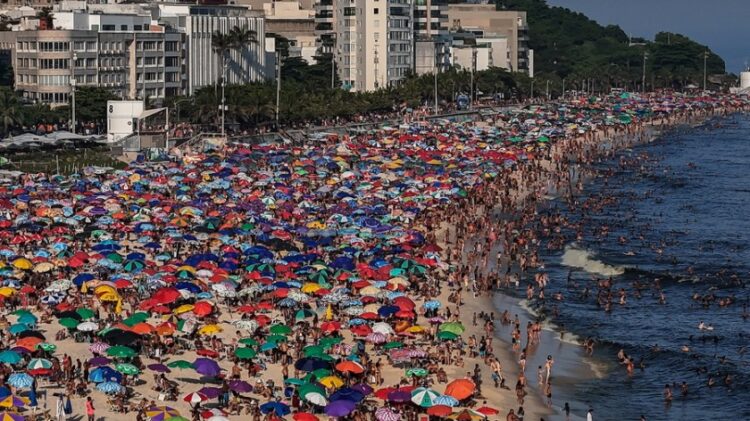 Εκατοντάδες άνθρωποι έχουν σπεύσει στην παραλία της Ιπανέμα, στο Ρίο ντε Τζανέιρο αναζητώντας λίγη δροσιά από τον πρωτοφανή καύσωνα (φωτ.: EPA/Antonio Lacerda)