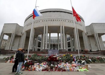 Ο ρωσικός λαός θρηνεί για τους ανθρώπους που χάθηκαν στην τρομοκρατική επίθεση στο Crocus City Hall. Αφήνουν λουλούδια και κεριά μπροστά στην Εθνική Βιβλιοθήκη της Ρωσίας (φωτ.: EPA/ ANATOLY MALTSEV)