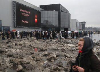 Εθνικό πένθος σήμερα στη Ρωσία, μετά το τρομοκρατικό χτύπημα στον συναυλιακό χώρο  Crocus City Hall (φωτ.: EPA/ Maxim Shipenkov)