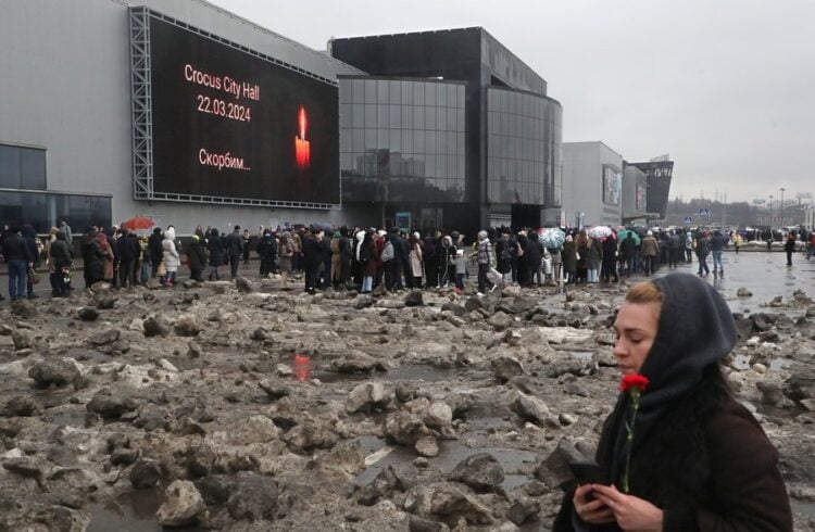 Εθνικό πένθος σήμερα στη Ρωσία, μετά το τρομοκρατικό χτύπημα στον συναυλιακό χώρο  Crocus City Hall (φωτ.: EPA/ Maxim Shipenkov)