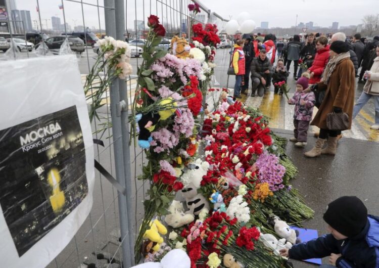 Πολίτες αφήνουν λουλούδια και αντικείμενα έξω από το Crocus City Hall 
στη μνήμη των θυμάτων από την τρομοκρατική επίθεση του ISIS που αιματοκύλισε τη Μόσχα (φωτ.: EPA/
MAXIM SHIPENKOV)