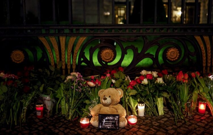 Λουλούδια στη μνήμη των θυμάτων της επίθεσης στο Crocus City Hall στην περιοχή Krasnogorsk, κοντά στη Μάσχα, έξω από τη ρωσική πρεσβεία στο Βερολίνο (φωτ.:  EPA/ Hannibal Hanschke)