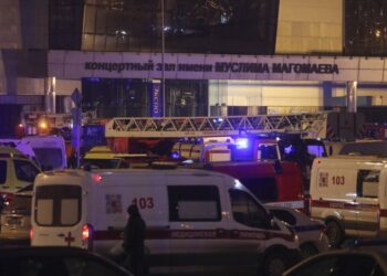 Ασθενοφόρα έξω από την αίθουσα συναυλιών στα περίχωρα της Μόσχας όπου σημειώθηκε η τρομοκρατική επίθεση του Ισλαμικού Κράτους (φωτ.: EPA/Maxim Shipenkov)