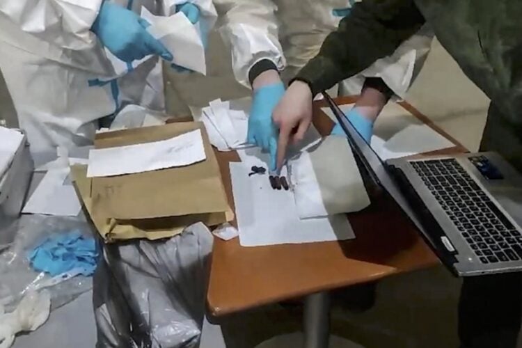 Ερευνητές εξετάζουν σφαίρες και πολεμοφόδια που άφησαν πίσω τους οι τρομοκράτες του ISIS στην αίθουσα συναυλιών στα περίχωρα της Μόσχας (φωτ.: EPA/Russian Investigate Committee Press Office)