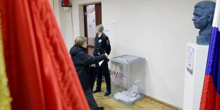Γυναίκα ψηφίζει στις ρωσικές εκλογές της 17ης Μαρτίου σε εκλογικό τμήμα της Αγίας Πετρούπολης (φωτ. αρχείου: EPA/Anatoly Maltsev)