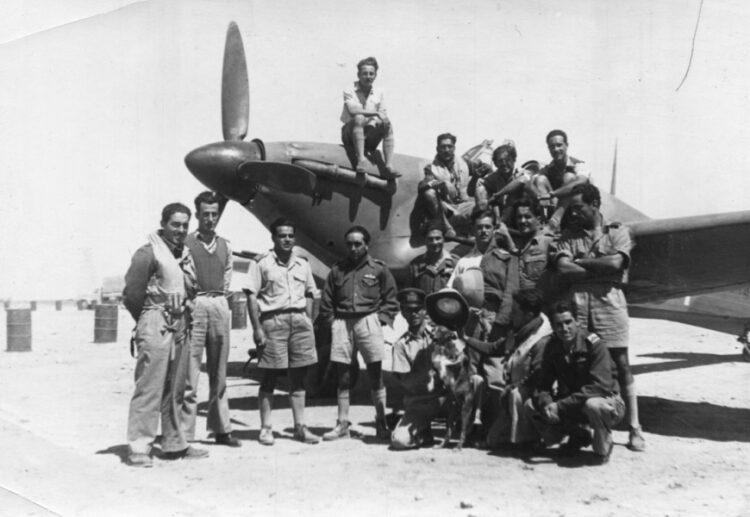 Ο Σωτήρης Σκάντζικας, πρώτος από αριστερά μαζί με άλλους χειριστές της 336 Μοίρας Διώξεως, το 1943, στο Σίντι Μπαράνι της Αιγύπτου (φωτ.: Αρχείο Κων. Χατζηλάκου)