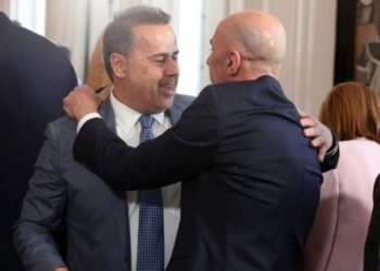 Ο υπουργός Επικρατείας Σταύρος Παπασταύρου (Α) και ο υφυπουργός παρά τω πρωθυπουργώ και διευθυντής γραφείου πρωθυπουργού, Γιάννης Μπρατάκος (Δ) στην πρώτη συνεδρίαση του υπουργικού συμβουλίου υπό τον πρωθυπουργό Κυριάκο Μητσοτάκη, στο Μέγαρο Μαξίμου, την Τετάρτη 28 Ιουνίου 2023 (φωτ.: ΑΠΕ-ΜΠΕ/ Αλέξανδρος Μπελτές)