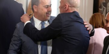 Ο υπουργός Επικρατείας Σταύρος Παπασταύρου (Α) και ο υφυπουργός παρά τω πρωθυπουργώ και διευθυντής γραφείου πρωθυπουργού, Γιάννης Μπρατάκος (Δ) στην πρώτη συνεδρίαση του υπουργικού συμβουλίου υπό τον πρωθυπουργό Κυριάκο Μητσοτάκη, στο Μέγαρο Μαξίμου, την Τετάρτη 28 Ιουνίου 2023 (φωτ.: ΑΠΕ-ΜΠΕ/ Αλέξανδρος Μπελτές)