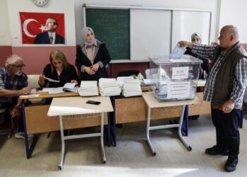 Για να εκλέξουν τους δημοτικούς άρχοντες και τα νέα δημοτικά συμβούλια πόλεων και χωριών ψηφίζουν σήμερα οι Τούρκοι πολίτες (φωτ.: EPA/ ERDEM SAHIN)