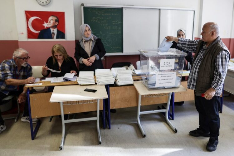 Για να εκλέξουν τους δημοτικούς άρχοντες και τα νέα δημοτικά συμβούλια πόλεων και χωριών ψηφίζουν σήμερα οι Τούρκοι πολίτες (φωτ.: EPA/ ERDEM SAHIN)