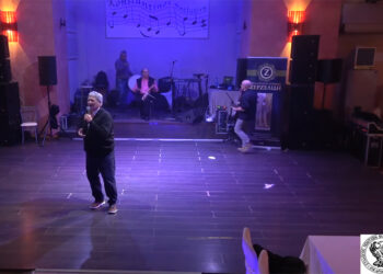 Ο Αχιλλέας Βασιλειάδης στον ετήσιο χορό της Ένωσης Ποντίων Ελευθερίου-Κορδελιού (πηγή: YouTube / Νίκος Αλβανούδης)