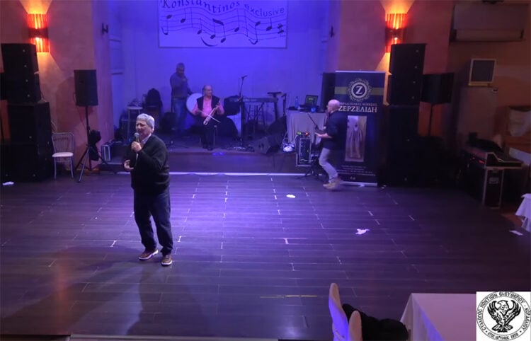 Ο Αχιλλέας Βασιλειάδης στον ετήσιο χορό της Ένωσης Ποντίων Ελευθερίου-Κορδελιού (πηγή: YouTube / Νίκος Αλβανούδης)