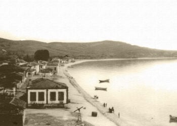 Το παραλιακό μέτωπο της Αφησιάς, ενός από τα τέσσερα νησιά του Μαρμαρά, της άλλοτε εκκλησιαστικής Επαρχίας Προικοννήσου (φωτ.: afisia.gr)