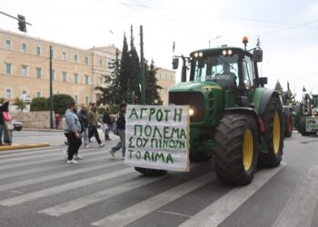 Τρακτέρ έξω από τη Βουλή τον περασμένο Φεβρουάριο, στη διάρκεια διαμαρτυρίας των αγροτών στο κέντρο της Αθήνας (φωτ.: EUROKINISSI/Γιάννης Παναγόπουλος)
