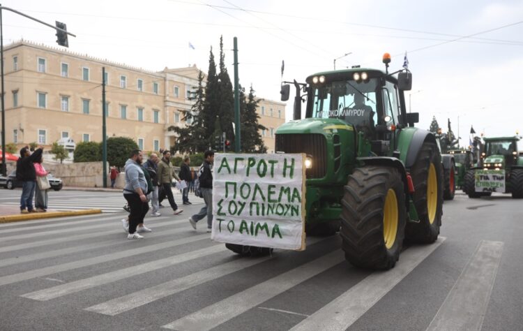 Τρακτέρ έξω από τη Βουλή τον περασμένο Φεβρουάριο, στη διάρκεια διαμαρτυρίας των αγροτών στο κέντρο της Αθήνας (φωτ.: EUROKINISSI/Γιάννης Παναγόπουλος)