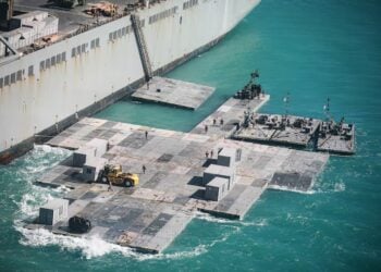 Πλωτή πλατφόρμα του αμερικανικού Πολεμικού Ναυτικού στην Αυστραλία. Ανάλογο έργο πρόκειται να κατασκευαστεί στα ανοικτά της Γάζας (φωτ.: Υπουργείο Άμυνας ΗΠΑ)