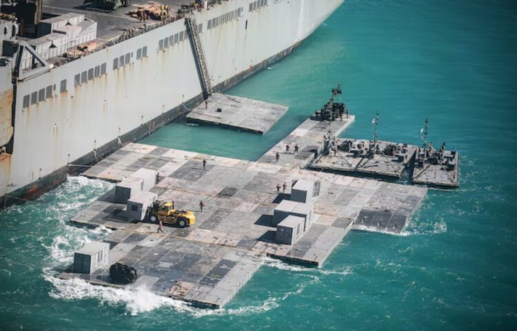 Πλωτή πλατφόρμα του αμερικανικού Πολεμικού Ναυτικού στην Αυστραλία. Ανάλογο έργο πρόκειται να κατασκευαστεί στα ανοικτά της Γάζας (φωτ.: Υπουργείο Άμυνας ΗΠΑ)