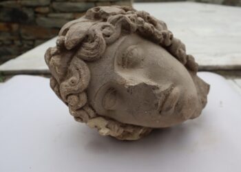 Η κεφαλή που ανακαλύφθηκε εκτιμάται ότι άνηκε σε άγαλμα του θεού Απόλλωνα (φωτ.: Υπουργείο Πολιτισμού)