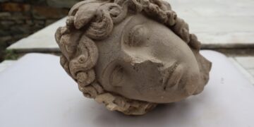 Η κεφαλή που ανακαλύφθηκε εκτιμάται ότι άνηκε σε άγαλμα του θεού Απόλλωνα (φωτ.: Υπουργείο Πολιτισμού)