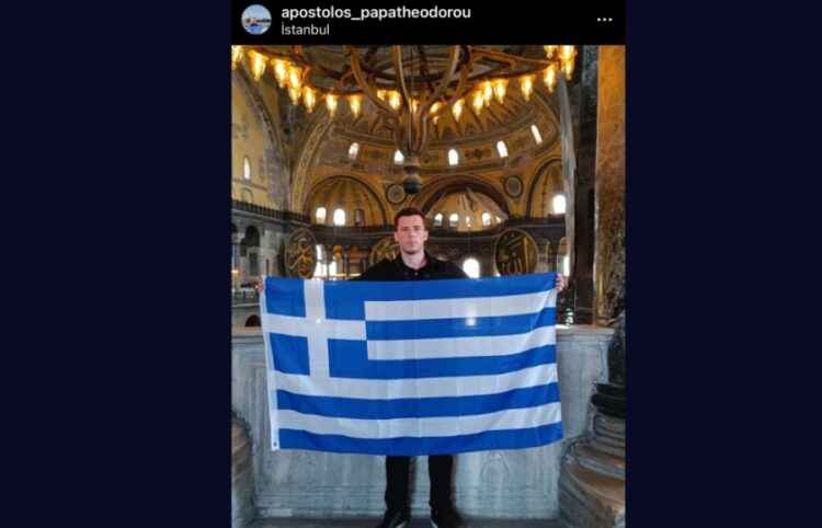 Ο Απόστολος Παπαθεοδώρου κρατά την ελληνική σημαία μέσα στην Αγια-Σοφιά (φωτ.: instagram)