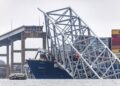 Συντρίμμια από τη γέφυρα φαίνονται δίπλα στην πλώρη του πλοίου το οποίο γκρέμισε τον πυλώνα της, με αποτέλεσμα αυτή να καταρρεύσει, παρασέρνοντας στο θάνατο έξι ανθρώπους (φωτ.: . EPA/Jim Lo Scalzo)