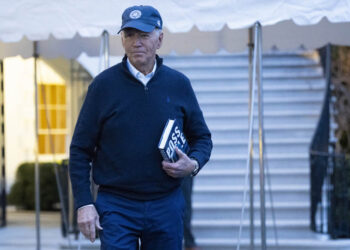 Ο Τζο Μπάιντεν φεύγει από τον Λευκό Οίκο για ένα σαββατοκύριακο στο Καμπ Ντέιβιντ (φωτ.: EPA / Chris Kleponis / POOL)