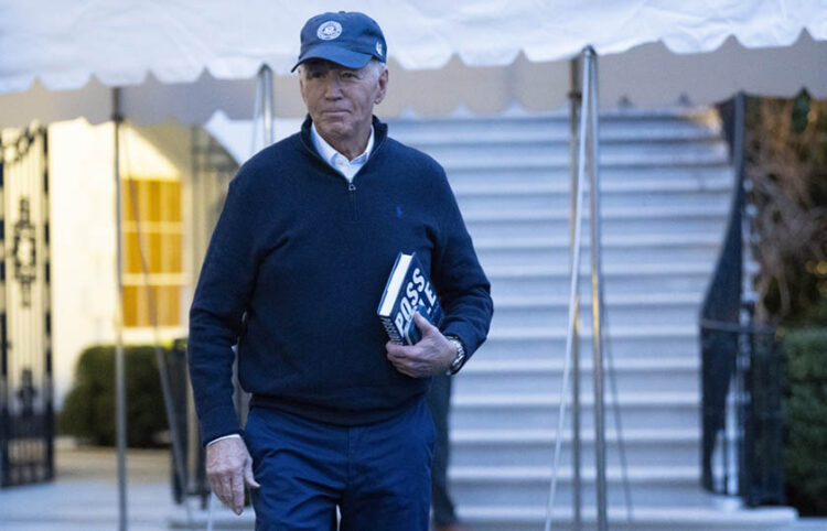 Ο Τζο Μπάιντεν φεύγει από τον Λευκό Οίκο για ένα σαββατοκύριακο στο Καμπ Ντέιβιντ (φωτ.: EPA / Chris Kleponis / POOL)