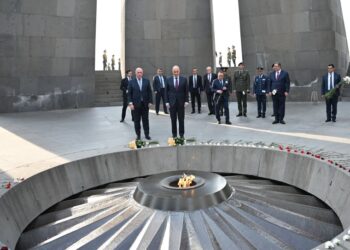 Στιγμιότυπο από την επίσκεψη του Νίκου Δένδια στο Μνημείο Θυμάτων της Αρμενικής Γενοκτονίας στις αρχές Μαρτίου (φωτ.: Χ/Nikos Dendias)