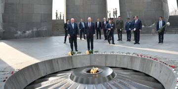 Στιγμιότυπο από την επίσκεψη του Νίκου Δένδια στο Μνημείο Θυμάτων της Αρμενικής Γενοκτονίας (φωτ.: Χ/Nikos Dendias)
